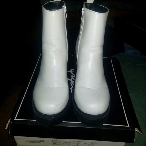 Qupid - Vigor Lug Sole Booties - Picture 1 of 5